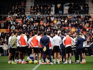 VALENCIA, 29/12/2025.- Los jugadores del Valencia CF durante el entrenamiento realizado este lunes en el estadio de Mestalla en una sesión a puertas abiertas para aficionados y medios de comunicación. EFE/Biel Aliño