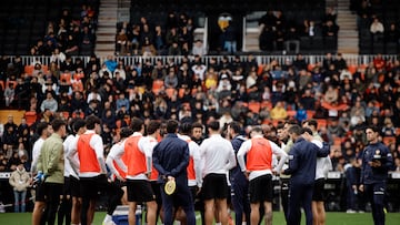 VALENCIA, 29/12/2025.- Los jugadores del Valencia CF durante el entrenamiento realizado este lunes en el estadio de Mestalla en una sesión a puertas abiertas para aficionados y medios de comunicación. EFE/Biel Aliño