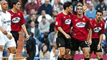 <b>GOLEADA</B>. Los jugadores del Real Mallorca festejan uno de los cinco goles que le marcaron al Madrid.