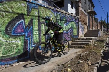 Valparaiso, 11 febrero 2018.
Decimosexta version del Red Bull Valparaiso Cerro Abajo, principal carrera de descenso urbano en Chile, realizada entre calles, escaleras y callejones de la ciudad puerto.
Cristian Rudolffi/Photosport.