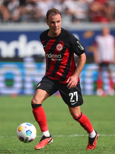 Mario Götze, nacido en Memmingen (Alemania), es uno de los grandes talentos del fútbol alemán. Tras brillar en Borussia Dortmund y Bayern Múnich, y vivir una etapa en el PSV, se incorporó al Eintracht Frankfurt para aportar experiencia y calidad en el centro del campo. Con visión de juego y técnica depurada, se ha consolidado como referente del equipo en la Bundesliga.