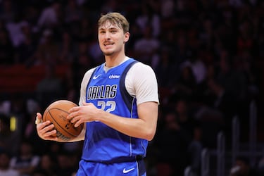 El baloncestista es una de las personas más buscadas en Google debido a su estatus como la nueva súper estrella y la selección número 1 del Draft de la NBA de 2025 para los Dallas Mavericks. A su temprana edad, se ha convertido en una figura central de búsqueda al establecer un récord histórico que solo había alcanzado la leyenda LeBron James, siendo el jugador más joven en anotar 35 puntos en un partido. Su proyección como el mejor prospecto de su generación y su capacidad para dominar en la liga desde el inicio lo mantienen en constante conversación mediática y en la cima de las búsquedas.