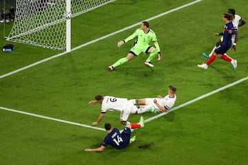 Tiro de Adrien Rabiot que manda el balón al palo derecho de la portería de Manuel Neuer.