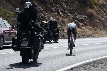 Enric Mas, que atacó en el último puerto, tuvo un susto en la bajada final aunque, afortunadamente, logró salvar la caída.