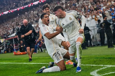 0-1. Federico Valverde celebra el primer tanto con Jude Bellingham y Gonzálo García.