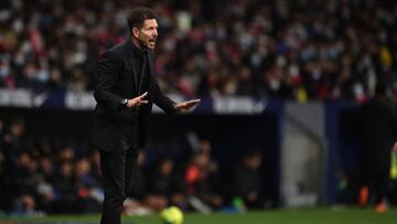 Simeone da instrucciones en el partido.