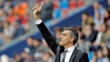 GRAF4595. VALENCIA, 04/03/2018.- El técnico del Levante UD, Juan Ramón López Muñiz, da indicaciones desde la banda durante de la vigésimo séptima jornada de Liga que disputan ante el RCD Espanyol, hoy en el estadi