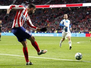 En el tiempo de descuento Diego Costa, ganaba la l¨ªnea de fondo y centraba al ¨¢rea, Herrera, listo, lo dej¨® pasar para que Koke rematara solo.