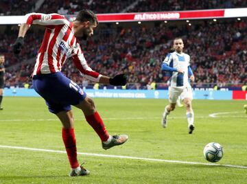 En el tiempo de descuento Diego Costa, ganaba la línea de fondo y centraba al área, Herrera, listo, lo dejó pasar para que Koke rematara solo.