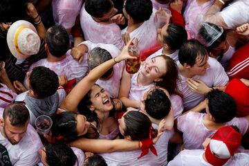 Los San Fermines vuelven tras dos años de parón debido a la pandemia. El exjugador de fútbol Juan Carlos Unzué prenderá la mecha del cohete inaugural. “Bienvenidos a las fiestas más grandes del mundo" ha sido el mensaje de la ciudad.