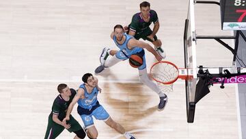 Alec Brown y &Eacute;dgar Vicedo tratan de capturar un rebote durante el Unicaja M&aacute;laga-Movistar Estudiantes.