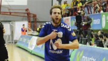 Pola celebra un gol.