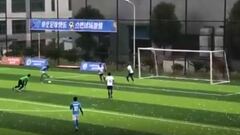 El genial 'espantachunchos' del chileno que la rompe en China