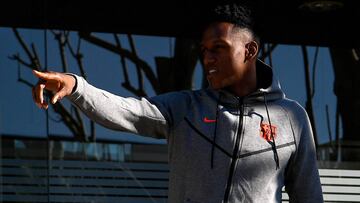 Yerry Mina en su presentaci&oacute;n en el Barcelona