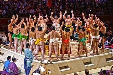 Durante estos días Londres acoge el deporte más emblemático de Japón por primera vez en 34 años: el Gran Torneo de Sumo. En la imagen, un grupo de participantes en la ceremonia de apertura. En esta forma de lucha los rikishis tienen que sacar a su oponente fuera del ring circular o forzarlo a tocar el suelo con alguna parte de su cuerpo.