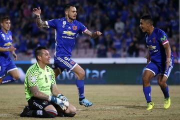 Mauricio Pinilla anotó los dos goles de la U ante Palestino.