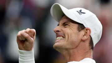 Andy Murray celebra su victoria ante Ryan Peniston en Wimbledon.