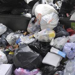 Un basurero encuentra 9.000 euros en una bolsa de ropa usada