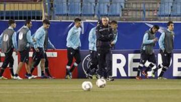 <b>PENÚLTIMA SESIÓN PARA REJA.</b> El Lazio se entrenó ayer en el Calderón. Reja tiene previsto volver a trabajar esta mañana con sus jugadores en la ciudad deportiva del Rayo Vallecano. Esa sí será su última sesión.