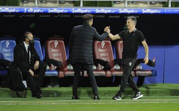 Saludo entre Simeone y Mendilíbar.
