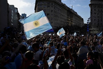 Miles de aficionados celebran en Buenos Aires el pase a la final del Mundial de Qatar 2022.