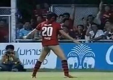 Gjurovski marcó el gol de la victoria (2-1) durante un duelo de la liga tailandesa entre Muang Thong United y TOT S.C. Para celebrar, Gjurovski se quitó completamente los pantalones cortos (la calzoneta) y se los puso sobre la cabeza. El árbitro consideró la acción como una conducta inapropiada y le mostró la segunda tarjeta amarilla, lo que automáticamente supuso su expulsión.