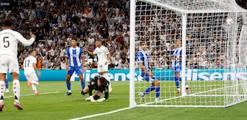 Pase de Fede Valverde a la banda de Vinicius, controla, caracolea en el área babazorra para poner el pase atrás.  Aparece el defensa con el dorsal 17 para rematar con la izquierda raso y batir a Antonio Sivera.