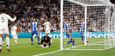 Pase de Fede Valverde a la banda de Vinicius, controla, caracolea en el área babazorra para poner el pase atrás.  Aparece el defensa con el dorsal 17 para rematar con la izquierda raso y batir a Antonio Sivera.