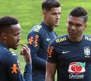 Militao, arropado por Casemiro en su primer entreno con Brasil