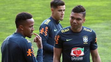 Los jugadores de la selección de Brasil Eder Militao y Casemiro , y Coutinho durante el entrenamiento realizado en el estadio de Bessa, en Oporto, para preparar los partidos del sábado contra Panamá y tres días después