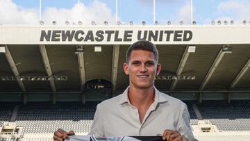 Botman posa con la camiseta del Newcastle.