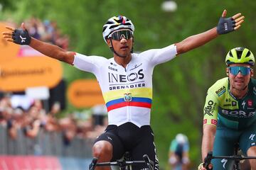 Narv¨¢ez celebra su victoria en la meta de Tur¨ªn.