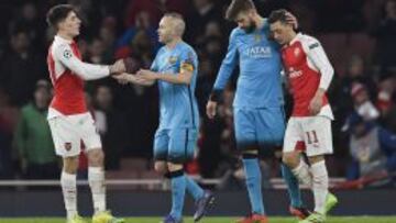 Iniesta y Piqu&eacute; fueron a saludar a Beller&iacute;n y &Ouml;zil al finalizar el Arsenal - Bar&ccedil;a.