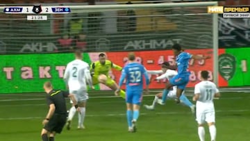 Tras el error del central en el área, el colombiano aprovechó y la mandó a guardar.