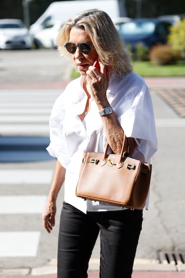 Myriam Lapique, tía de Caritina Goyanes, a su llegada al tanatorio de Tres Cantos donde se celebró el funeral por Caritina Goyanes.