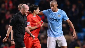 Luis Suárez y Kompany, en un Manchester City-Liverpool.