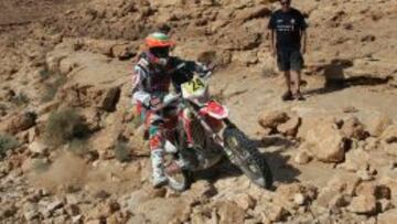Laia Sanz con su Honda CRF450 en el Rally de Merzouga.