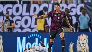 Alan Pulido durante un partido de la Selección Mexicana