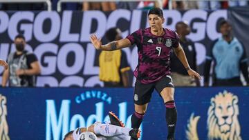 Alan Pulido durante un partido de la Selecci&oacute;n Mexicana