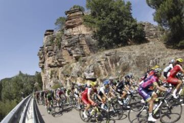 El pelotón, durante la novena etapa de la Vuelta Ciclista a España 2014, en su 69 edición, que ha partido de Carboneras de Guadazaón (Cuenca) y terminará en Aramón Valdelinares (Teruel), con una distancia de 185 kilómetros.