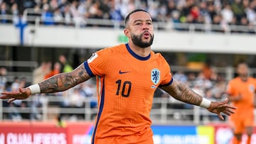 Memphis celebra un gol con Holanda.