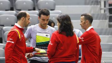 La capitana del equipo espa&ntilde;ol de Copa Davis, Conchita Mart&iacute;nez, da instrucciones a Roberto Bautista.
