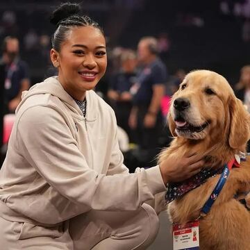 Beacon junto a la gimnasta estadounidense Sunisa Lee.