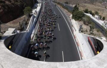 El pelotón rueda durante la sexta etapa de La Vuelta Ciclista a España 2014, que ha partido hoy de la localidad malagueña de Benalmádena y que terminará en el Alto de Cumbres Verdes.