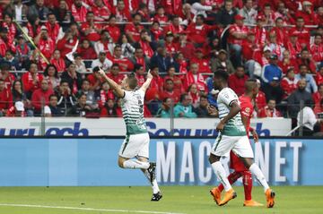 El jugador de Santos Julio Furch (i) festeja una anotación ante Toluca hoy, domingo 20 de mayo de 2018, durante el juego de vuelta de la final del torneo mexicano de fútbol celebrado en el estadio Nemesio Díez en la ciudad de Toluca (México).