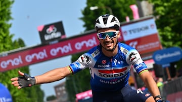 Fano (Italy), 16/05/2024.- French rider Julian Alanphilippe of Soudal Quick Step team celebrates winning the 12th stage of the 2024 Giro d'Italia, a 193 km cycling race from Martinsicuro to Fano, Italy, 16 May 2024. (Ciclismo, Italia) EFE/EPA/LUCA ZENNARO