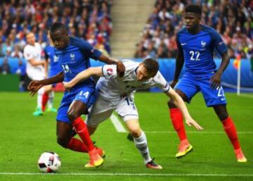 Jon Dadi Bodvarsson con Blaise Matuidi y Samuel Umtiti.