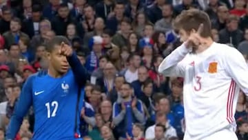 ¡Mbappé le pidió la camiseta a Piqué antes del descanso!