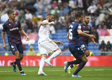 Real Madrid 2-0 Levante | Postigo la tocó de cabeza y el balón le cayó a James. El colombiano se la dio a Benzema, que llegó en profundidad, y el francés controló con un pie y definió con el otro. 
