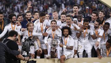 Sergio Ramos, capitán del Real Madrid, se dispone a levantar el trofeo de campeón de la Supercopa de España 2019-2020.
